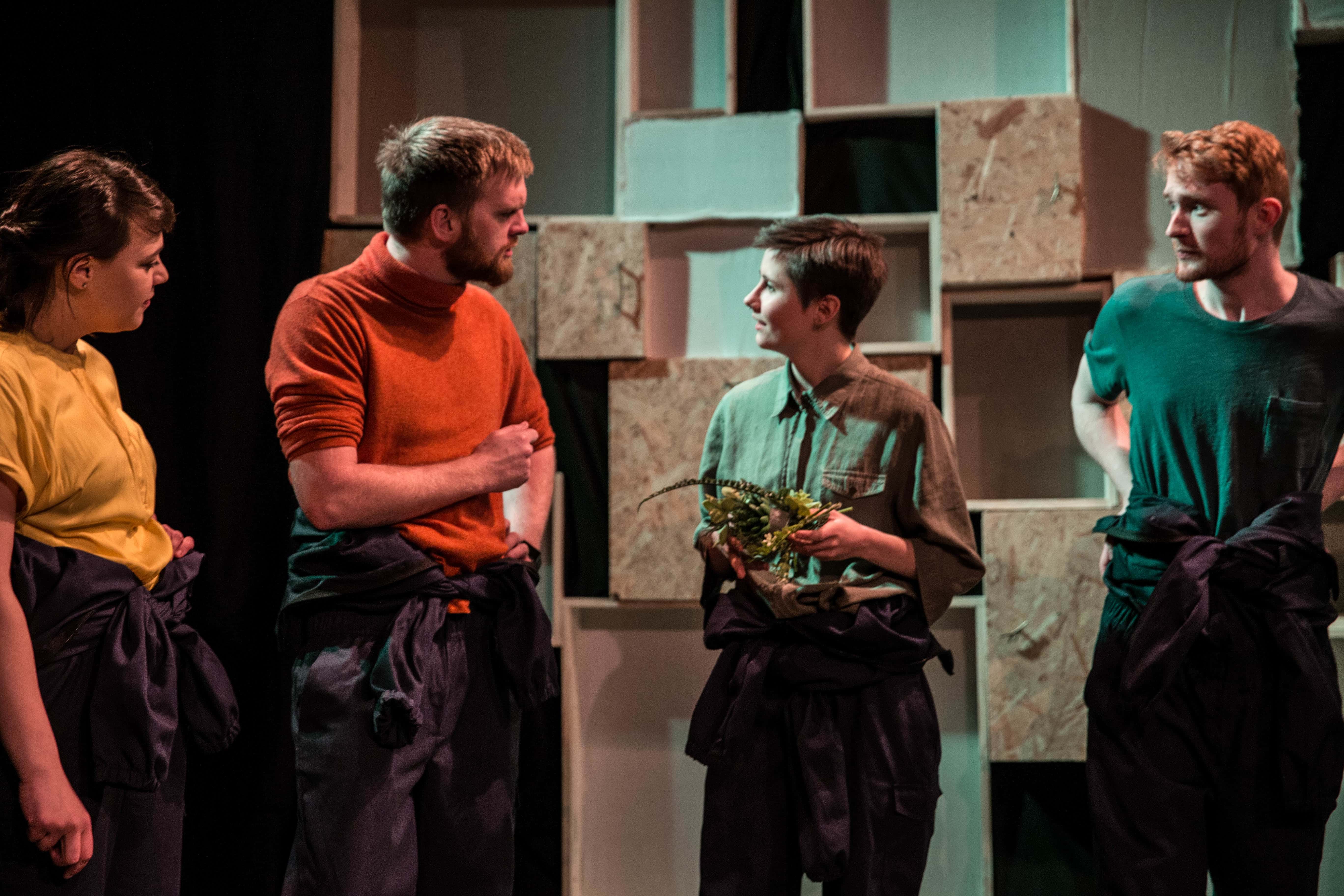 Picture from the play Å eie noen that shows a gardening group who talks to each other.